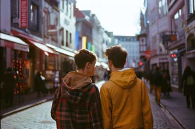 7. Stydliví kluci jsou loajální Muž a žena se drží za ruce, dívají se na sebe s důvěrou a náklonností, symbolizující loajalitu.