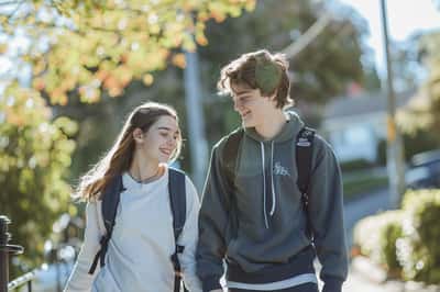 Due adolescenti percorrono un sentiero panoramico, godendosi la natura e la reciproca compagnia.