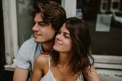 Una donna che sembra a disagio e si allontana da un tentativo di abbraccio, mostrando che non a tutti piacciono.