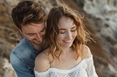 Un uomo e una donna si fronteggiano, guardandosi negli occhi, trasmettendo rispetto reciproco e uguaglianza.