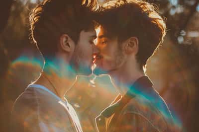 1. Homosexuál Dva muži se drží za ruce a usmívají se na sebe, což představuje homosexuální lásku.