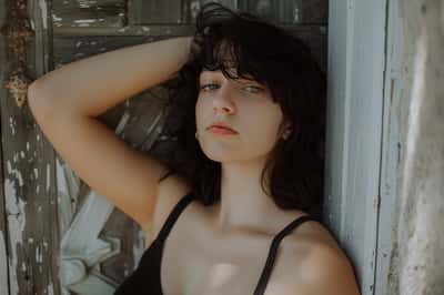 8. Intersex Jemná ilustrace osoby, jemně naznačující rozmanitost intersexuálních těl.