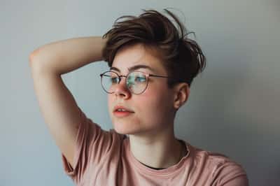3. Queer Osoba s jasně barevnými vlasy a jedinečným stylem, ztělesňující ducha 'queer'.