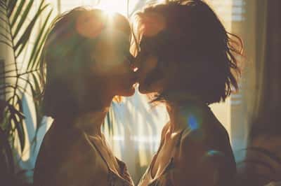 Una coppia a un secondo appuntamento profondo, che si guarda pensierosa, impegnata in una conversazione seria.