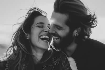 Una coppia a un secondo appuntamento sicuro e informale, sorridendo e chiacchierando davanti a un caffè in un bar luminoso.