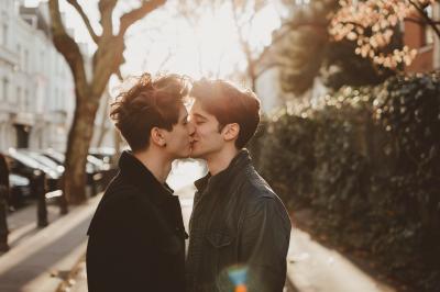 How can you tell if you've experienced love at first kiss?